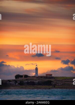 Paphos Leuchtturm auf einen Sonnenaufgang im Winter Tag in Paphos, Zypern Stockfoto