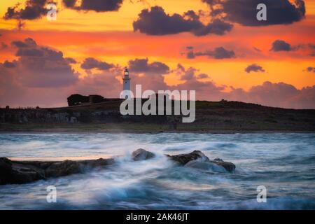 Paphos Leuchtturm auf einen Sonnenaufgang im Winter Tag in Paphos, Zypern Stockfoto