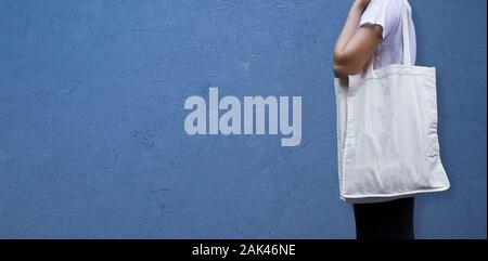 Leere weiße Shopping canvas Stoff Stoffbeutel auf die weibliche Holding Mockup und Vorlage isoliert Hintergrund Stockfoto