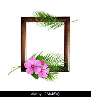 Palm Blätter und rosa Blumen mit Holzrahmen auf weißem Hintergrund. Flach. Ansicht von oben. Stockfoto