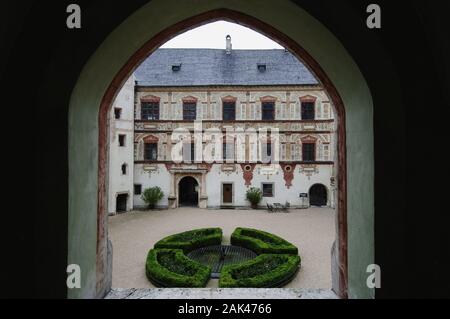 In den Innenhof von Schloss Tratzberg in Stans, Tirol | Verwendung weltweit Stockfoto