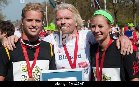 Sir Richard Branson mit seinen zwei Kindern Sam und Holly feiern, als sie den London Marathon im Jahr 2010 abgeschlossen. Stockfoto