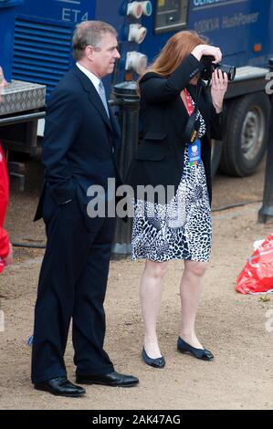 Die Herzogin von York und Prinz Andrew feiern, als ihre Tochter Prinzessin Beatrice den London Marathon 2010 abgeschlossen ist. Stockfoto