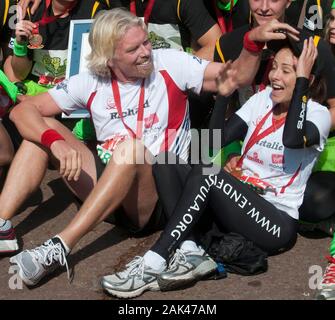 Sir Richard Branson und Natalie Imbruglia entspannen Sie sich nach dem Abschluss der London Marathon 2010. Stockfoto