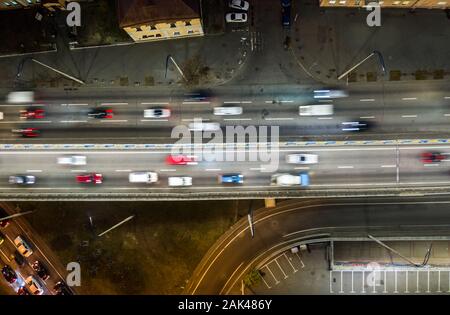 Steigende drone Shot zeigt spektakuläre Hochstraße, Brücken, Transport Stockfoto
