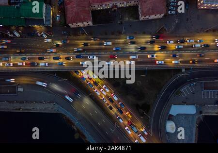 Steigende drone Shot zeigt spektakuläre Hochstraße, Brücken, Transport Stockfoto