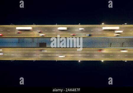 Steigende drone Shot zeigt spektakuläre Hochstraße, Brücken, Transport Stockfoto