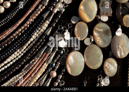 Pearl necklage Ohrringe Schmuck auf der Anzeige stehen in einem Shop Markt detail Stockfoto