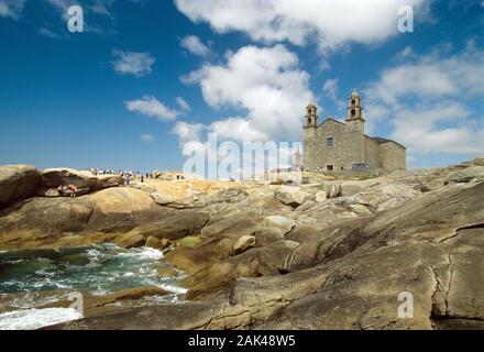 Nordspanien: Die Kirche Nuestra Señora de la Barca in der Nähe von Muxía | Verwendung weltweit Stockfoto