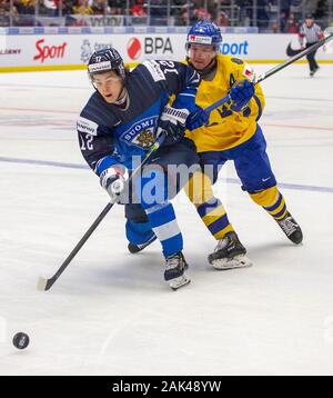 L-R Eemil Erholtz (FIN) und Rasmus Sandin (SWE) in Aktion während der 2020 IIHF World Junior Eishockey Meisterschaften Bronze Medaille Spiel zwischen Schweden Stockfoto