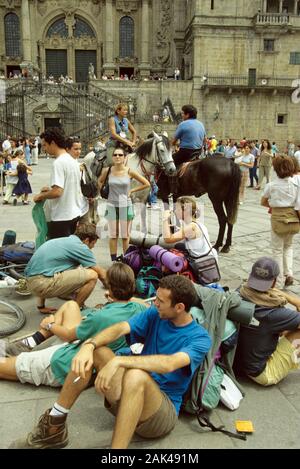 Nördlichen Spanien: Santiago de Compostela - müde Pilger an der Praza do Obradoiro | Verwendung weltweit Stockfoto