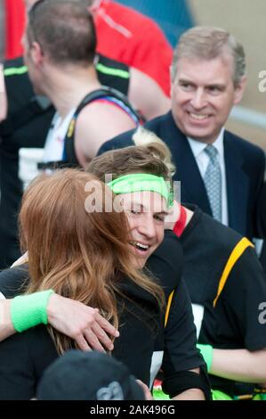 Dave Clarke Freund Prinzessin Beatrice erhält eine Umarmung von der Herzogin von York und Prinz Andrew zu feiern Abschluss der London Marathon. Stockfoto