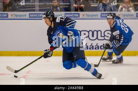 L-R Eemil Erholtz und Finska ein Kristian Tanus (FIN) in Aktion während der 2020 IIHF World Junior Eishockey Meisterschaften Bronze Medaille Spiel zwischen Swe Stockfoto