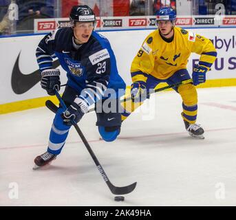 L-R Ville Petman (FIN) und Victor Soderstrom (SWE) in Aktion während der 2020 IIHF World Junior Eishockey Meisterschaften Bronze Medaille Spiel zwischen Schwed Stockfoto