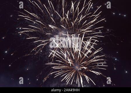 Schöne orange Feuerwerk, mit Rauch, vor dem Hintergrund des Nachthimmels. Stockfoto
