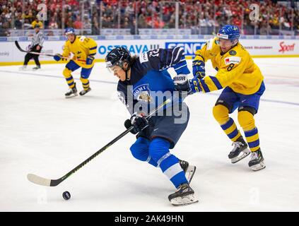 L-R Samuel Fagemo/SWE), eemil Erholtz (FIN) und Rasmus Sandin (SWE) in Aktion während der 2020 IIHF World Junior Eishockey WM Bronzemedaille Stockfoto