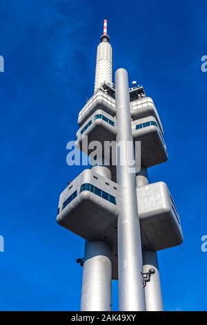 Prag, Tschechische Republik - 26. Oktober 2019: Zizkov Fernsehturm (216 m) in Prag mit Turm Babys Skulptur von David Cerny Stockfoto