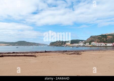 Bucht von Sao Martinho do Porto ist eine Gemeinde (Freguesia) in Alcobaça Gemeinde, in Oeste Subregion Portugals. Anwohner sammeln die Seaw Stockfoto