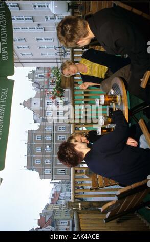 Polen: Opole - Gäste in einer Kneipe am Markt trinken Bier | Verwendung weltweit Stockfoto