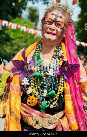 Ibajay Town, Provinz Aklan, Philippinen: Bunte, gekleidete alte Frau, die beim Ati-Atihan Festival an der Parade zum Straßentanzen teilnahm Stockfoto