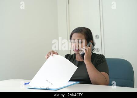 Personalmanager sprechen am Telefon mit Lebenslauf auf eine Zwischenablage. Telefoninterview Konzept. Stockfoto