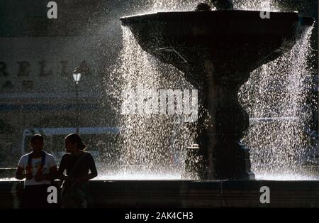 Mexiko: Brunnen an der Plaza Valladolid in Morelia, Straße, Landschaft | Verwendung weltweit Stockfoto