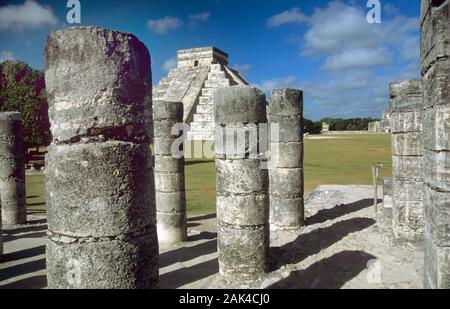 Mexiko: Gruppe der 1000 Säulen, im Hintergrund die Pyramide des Kukulkan, Chichen Itza, die Ruinen der Maya auf der Halbinsel Yucatan | Verwendung worl Stockfoto