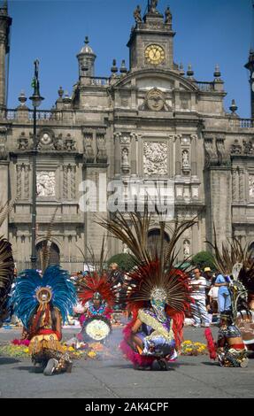 Mexiko: azteken Tänzerin vor der Catedral Metropolitana in Mexiko Stadt | Verwendung weltweit Stockfoto