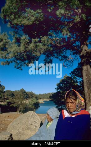 Mexiko: Zwei Tarahumara Frauen in der Nähe von Lago de Arareko | Verwendung weltweit Stockfoto