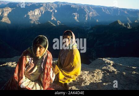 Mexiko: Tarahumara Mädchen am Aussichtspunkt Divisadero in die Barranca del Cobre | Verwendung weltweit Stockfoto