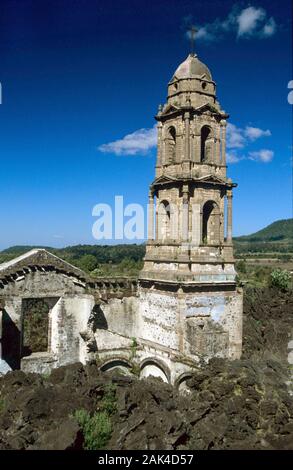 Mexiko: Eine zerstörte Kirche in der Nähe des Vulkan Paricutin | Verwendung weltweit Stockfoto