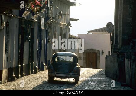 Mexiko: ein Volkswagen auf seinem Weg auf den steilen Straßen von Taxco, die silberne Stadt in der stae Guerrero ist unter Denkmalschutz | Verwendung weltweit Stockfoto