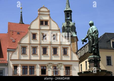 Deutschland: Erzgebirge - Rathaus und "Löwenbrunnen" Brunnen an der "obermarkt" Platz in Freiberg | Verwendung weltweit Stockfoto