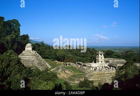 Mexiko: die Maya Stadt Palenque mit dem Tempel der Inschriften und der Palacio, Aussicht vom Kreuz Gruppe, Weltkulturerbe | Verwendung weltweit Stockfoto
