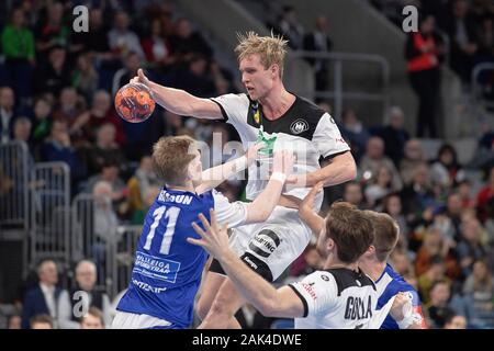 Marian MICHALCZIK (GER) oben in Aktion; Spiel; Handball Laenderspiel der Maenner, Freundschaftsspiel, Deutschland (GER) - Island (ISL) 33:25, Mannheim/Deutschland am 04.01.2019 | Verwendung weltweit Stockfoto