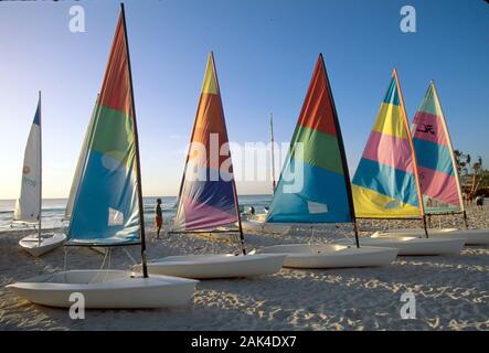 Dominikanische Republik: Segeln Boote am Strand | Verwendung weltweit Stockfoto