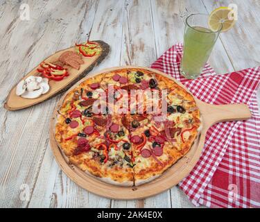 Gemischte Pizza, Pizza, Oliven, Champignons, Tomate, Käse, Sauce und mehr. top anzeigen. essen Hintergrund. Kopieren Sie Platz für Text und Schrift. Stockfoto