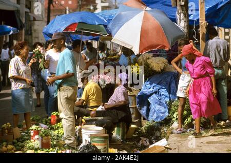 Dominikanische Republik: Santo Domingo - marktstände an der Avenida Mella | Verwendung weltweit Stockfoto