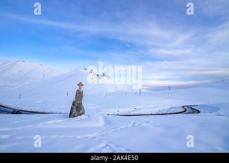 Kreuz auf einem schneebedeckten Cross Pass auf die georgische Armee Highway. Georgien Stockfoto