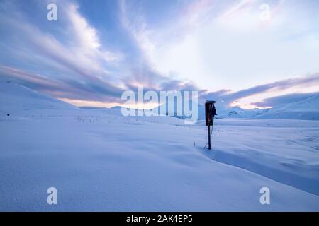 Die schneebedeckten Berge auf Cross Pass georgische Armee Autobahn während des Sonnenuntergangs. Georgien Stockfoto