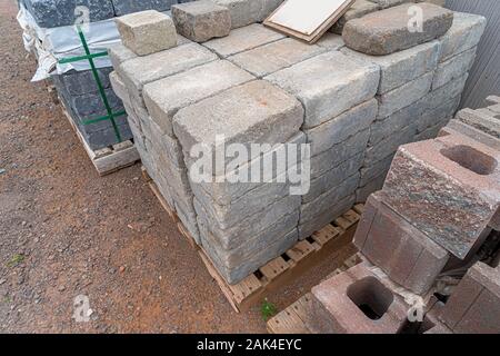 Stapel von steinstraßenbetoniermaschinen im Einzelhandel. Stockfoto