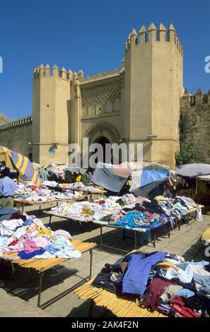 Marokko: Fes - Markt steht vor der Bab Chorfa ech City Gate | Verwendung weltweit Stockfoto