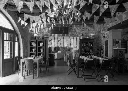 Schwarz-weiß-Bild in den internen Aspekt des Restaurant Avli in der Altstadt von Rethymnon, Kreta. Stockfoto