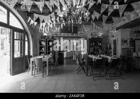 Schwarz-weiß-Bild in den internen Aspekt des Restaurant Avli in der Altstadt von Rethymnon, Kreta. Stockfoto