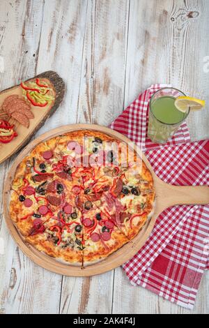 Gemischte Pizza, Pizza, Oliven, Champignons, Tomate, Käse, Sauce und mehr. top anzeigen. essen Hintergrund. Kopieren Sie Platz für Text und Schrift. Stockfoto