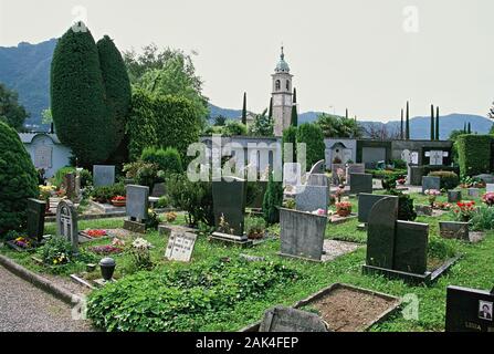 Blick auf den Friedhof mit dem Grab von der deutsch-schweizerischen Dichter, Schriftsteller und Maler Hermann Hesse (1877-1962), in Gentilino, Kanton Tessin, Schweiz. ( Stockfoto