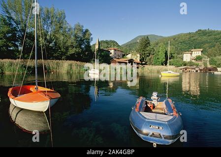 Boote ankern in der Nähe von Pergine Valsugana auf dem Lago di Caldonazzo, einem See im Valsugana Tal in der norditalienischen Region Trentino. (Unda Stockfoto