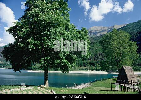 Eine rekonstruierte See Wohnung ist am Seeufer des Lago di Ledro, einem Bergsee in der oberen Italienischen Alpen in Norditalien, wo die gelegen Stockfoto