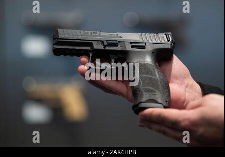 Oberndorf am Neckar, Deutschland. 18 Dez, 2019. Ein Mitarbeiter der Waffen Hersteller Heckler & Koch hält eine HK-SFP 9 Pistole in der Hand in einer Präsentation. Credit: Marijan Murat/dpa/Alamy leben Nachrichten Stockfoto