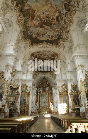 Dießen am Ammersee: Marienmünster Mariae Himmelfahrt, Blick durch das Mittelschiff in den Chor, Oberbayern | Verwendung weltweit Stockfoto